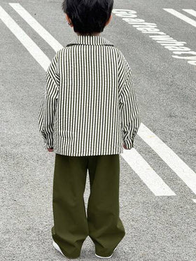 SHEIN مجموعة قميص وبنطلون مريحة للاستخدام اليومي للأولاد الصغار بتصميم كوري عصري بخطوط، مناسبة للربيع والصيف والخريف والشتاء للاستخدام اليومي والرياضة والخروجات والمدرسة والحفلات والمناسبات والتصوير الفوتوغرافي وبداية العام الدراسي، 2 قطعة/مجموعة