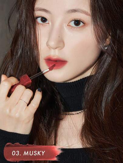 Rom&nd رومند BLUR FUDGE TINT 03 لون المسك، أحمر شفاه رومند، لمعة الشفاه، لمعة شفاه مطفأة، ملمس كريمي خفيف، سهل الاستخدام، لون دائم، صبغة عالية، غير مجفف، ناعم كالحرير، نهاية مطفأة، قابل للمزج، مكياج كوري، مستحضرات تجميل كورية، طقم هدايا، 5.0 جرام/0.18 أون