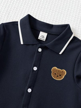 SHEIN جمبسوت رضيع طويلة الأكمام بياقة بولو ذات نمط كرتوني جميل للأولاد/البنات الرضع، ملابس رياضية للأطفال الرضع في فصلي الخريف والشتاء، جمبسوت بيسبول للأطفال الرضع، جمبسوت للأطفال الرضع باللون الأزرق الداكن
