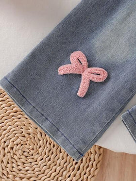 Elladie kids مجموعة من قطعتين للبنات الصغيرات على الطراز الكوري، ملابس علوية طويل الأكمام بياقة مكسرة حلوة وجميلة + بنطلون جينز مستقيم الساق مزين بفيونكة مطرزة، بدلة رياضية كاجوال مناسبة للعطلات والسفر والعودة للمدرسة في الربيع والخريف والشتاء