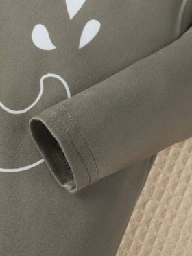 SHEIN قطعتان من بيجامات الأطفال الحديثي الولادة المطبوعة برسومات الفيل ذات الأكمام الطويلة والأقدام، موديل أنيق بلون أبيض وأزرق