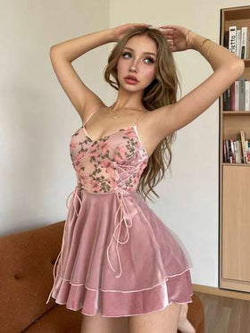 SHEIN فستان تنورة مزدوجة الطبقة من الفيلكرو مع تطريز فراشات رومانسي، ربطة الخصر، ملائم وجذاب، ملابس نوم/ملابس منزلية جذابة وحلوة