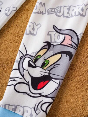 TOM & JERRY X SHEIN مجموعة بيجامة كاجوال مكونة من ملابس علوية بأكمام طويلة وبنطال ذات نمط كرتوني للأولاد، بتصميم ألوان متباينة، قطعتان، مناسبة للارتداء اليومي وبخصر مطاطي