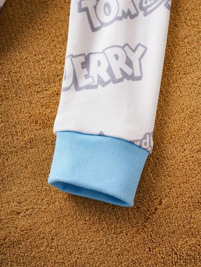 TOM & JERRY X SHEIN مجموعة بيجامة كاجوال مكونة من ملابس علوية بأكمام طويلة وبنطال ذات نمط كرتوني للأولاد، بتصميم ألوان متباينة، قطعتان، مناسبة للارتداء اليومي وبخصر مطاطي