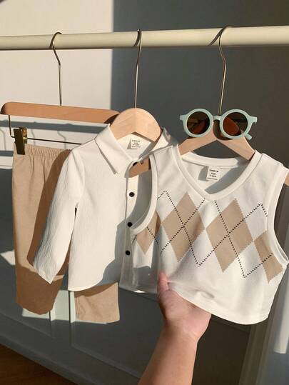 SHEIN 3 قطع بدلة للأطفال الصبيان تتكون من صدرية أرجايل كاجوال، قميص أبيض، وبنطلون أزرق كاجوال، مناسبة لحفلات عيد الميلاد، الحفلات المسائية، المناسبات، حفلات استقبال المواليد، المعمودية، وحفلات عيد الميلاد الأول