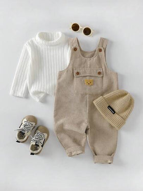 SHEIN Playful Pals مجموعة ملابس علوية طويلة الأكمام ذات ياقة عالية بيضاء وبنطلون بيبي بيج للأطفال الرضع والصغار من 0-3 سنوات، بتصميم كاجوال مزين بشعار الدب الجميل، مناسبة للعب والأنشطة الخارجية