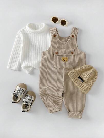 SHEIN Playful Pals مجموعة ملابس علوية طويلة الأكمام ذات ياقة عالية بيضاء وبنطلون بيبي بيج للأطفال الرضع والصغار من 0-3 سنوات، بتصميم كاجوال مزين بشعار الدب الجميل، مناسبة للعب والأنشطة الخارجية