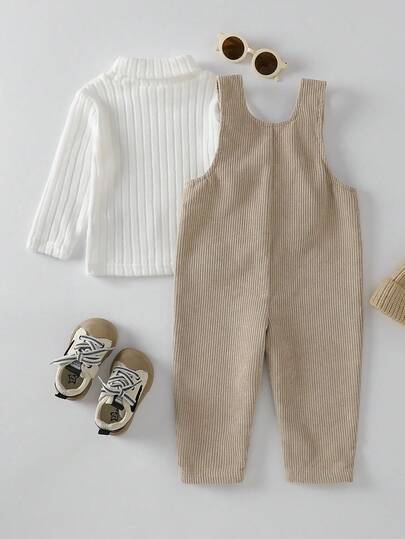 SHEIN Playful Pals مجموعة ملابس علوية طويلة الأكمام ذات ياقة عالية بيضاء وبنطلون بيبي بيج للأطفال الرضع والصغار من 0-3 سنوات، بتصميم كاجوال مزين بشعار الدب الجميل، مناسبة للعب والأنشطة الخارجية