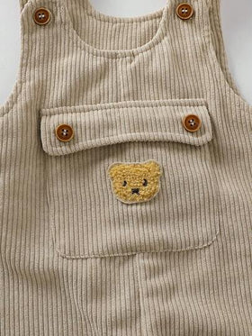 SHEIN Playful Pals مجموعة ملابس علوية طويلة الأكمام ذات ياقة عالية بيضاء وبنطلون بيبي بيج للأطفال الرضع والصغار من 0-3 سنوات، بتصميم كاجوال مزين بشعار الدب الجميل، مناسبة للعب والأنشطة الخارجية