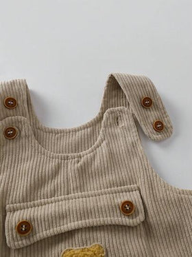 SHEIN Playful Pals مجموعة ملابس علوية طويلة الأكمام ذات ياقة عالية بيضاء وبنطلون بيبي بيج للأطفال الرضع والصغار من 0-3 سنوات، بتصميم كاجوال مزين بشعار الدب الجميل، مناسبة للعب والأنشطة الخارجية