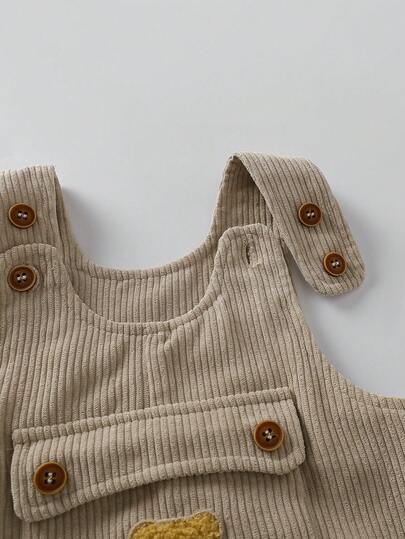 SHEIN Playful Pals مجموعة ملابس علوية طويلة الأكمام ذات ياقة عالية بيضاء وبنطلون بيبي بيج للأطفال الرضع والصغار من 0-3 سنوات، بتصميم كاجوال مزين بشعار الدب الجميل، مناسبة للعب والأنشطة الخارجية