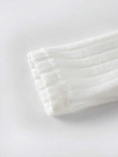 SHEIN Playful Pals مجموعة ملابس علوية طويلة الأكمام ذات ياقة عالية بيضاء وبنطلون بيبي بيج للأطفال الرضع والصغار من 0-3 سنوات، بتصميم كاجوال مزين بشعار الدب الجميل، مناسبة للعب والأنشطة الخارجية