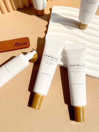 SKIN1004 واقي شمس مستخلص السنتيلا الآسيوية من مدغشقر 20مل، SPF50+ PA++++، صيغة لطيفة، مهدئ ومصلح، خفيف الوزن ومرطب، غير دهني، حماية شمسية شاملة، مناسب للبشرة الحساسة، لجميع أنواع البشرة. 20مل/0.67 أونصة سائلة | مستحضرات تجميل كورية