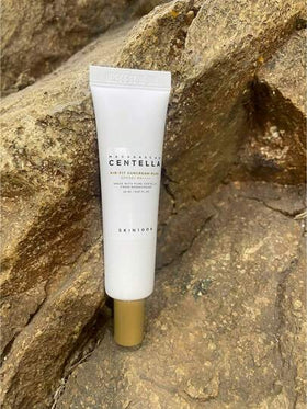 SKIN1004 واقي شمس مستخلص السنتيلا الآسيوية من مدغشقر 20مل، SPF50+ PA++++، صيغة لطيفة، مهدئ ومصلح، خفيف الوزن ومرطب، غير دهني، حماية شمسية شاملة، مناسب للبشرة الحساسة، لجميع أنواع البشرة. 20مل/0.67 أونصة سائلة | مستحضرات تجميل كورية
