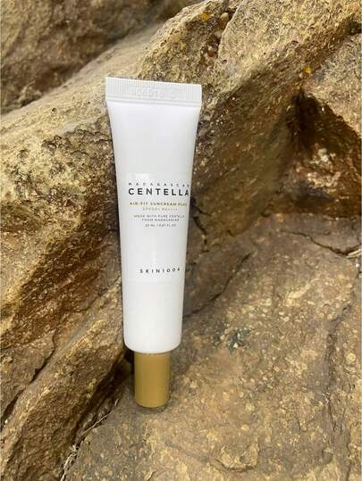 SKIN1004 واقي شمس مستخلص السنتيلا الآسيوية من مدغشقر 20مل، SPF50+ PA++++، صيغة لطيفة، مهدئ ومصلح، خفيف الوزن ومرطب، غير دهني، حماية شمسية شاملة، مناسب للبشرة الحساسة، لجميع أنواع البشرة. 20مل/0.67 أونصة سائلة | مستحضرات تجميل كورية
