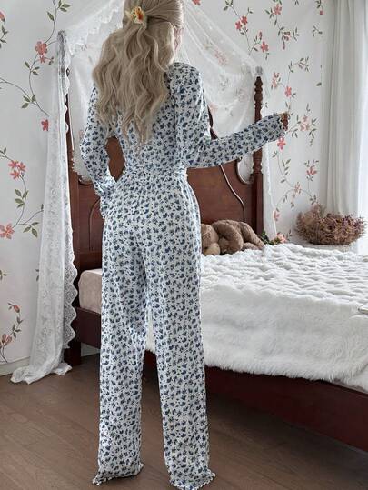 CottageSlumber مجموعة بيجامات نسائية من قطعتين، ملابس علوية كم طويل وبنطال، طقم ملابس منزلية مطابقة، مجموعة ملابس منزلية شتوية، مجموعة بيجامات مطبوعة بزهور صغيرة على طراز رومانسي، مع تفاصيل من الدانتيل وياقة مربعة وزرارتين