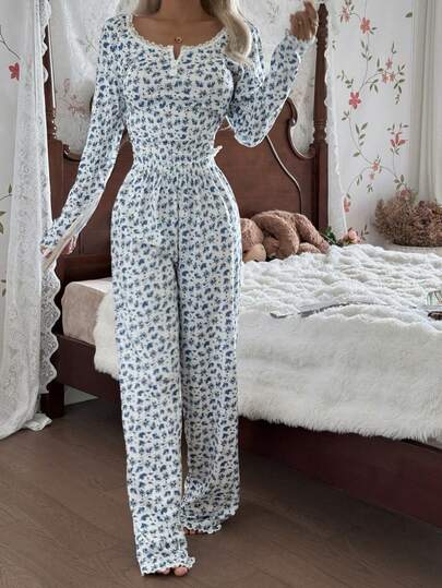 CottageSlumber مجموعة بيجامات نسائية من قطعتين، ملابس علوية كم طويل وبنطال، طقم ملابس منزلية مطابقة، مجموعة ملابس منزلية شتوية، مجموعة بيجامات مطبوعة بزهور صغيرة على طراز رومانسي، مع تفاصيل من الدانتيل وياقة مربعة وزرارتين