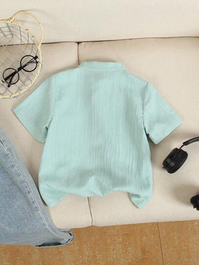 SHEIN Streecool Kids قميص كاجوال أحادي الصدر بأكمام قصيرة ذو لون سادة للأولاد الصغار