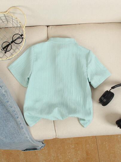 SHEIN Streecool Kids قميص كاجوال أحادي الصدر بأكمام قصيرة ذو لون سادة للأولاد الصغار