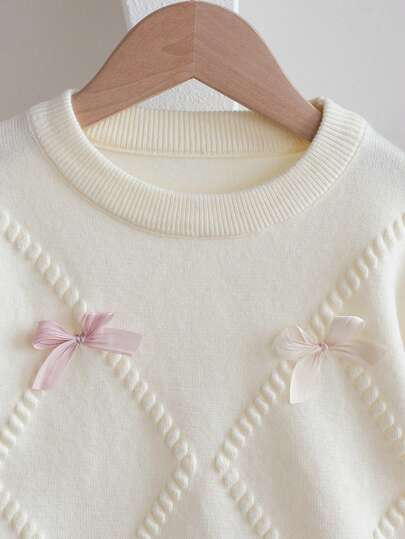 SHEIN Genkimix Kids مجموعة بنطلون وسترة مضفرة للفتيات المراهقات، كنزة صوفية صوفية مزينة بفيونكة ثلاثية الأبعاد مع تنورة مطوية، جميلة وأنيقة، شتوي