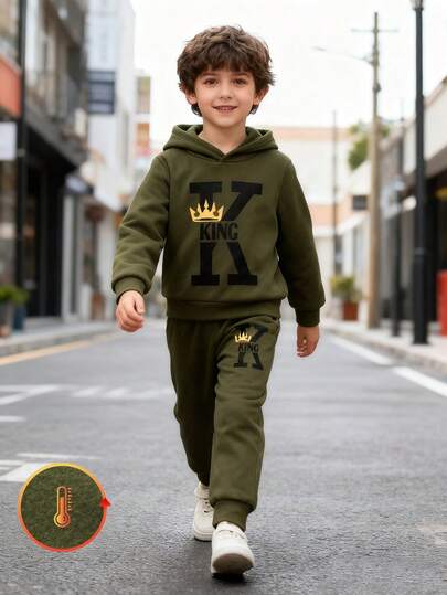 Genkimix Kids مجموعة سميكة مكونة من قطعتين للأطفال من عمر 4-7 سنوات، هوديي محبوك بطبعة تاج وحرف باللون الأخضر العسكري، وبنطلون رياضي محبوك مطابق باللون الأخضر العسكري، مناسب للعديد من المناسبات في فصلي الخريف والشتاء