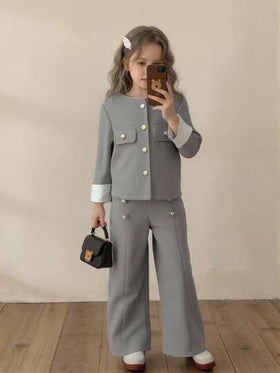 Elladie kids بدلة شتوية للفتيات الصغيرات تتكون من جاكيت أبيض الأكمام مع جيب وهمي بأكمام طويلة رمادية اللون، مقترنة بسروال فضفاض بخصر مزين بأزرار اللؤلؤ، مناسبة للخريف والشتاء