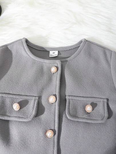 Elladie kids بدلة شتوية للفتيات الصغيرات تتكون من جاكيت أبيض الأكمام مع جيب وهمي بأكمام طويلة رمادية اللون، مقترنة بسروال فضفاض بخصر مزين بأزرار اللؤلؤ، مناسبة للخريف والشتاء