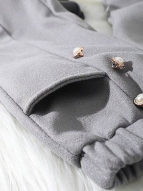 Elladie kids بدلة شتوية للفتيات الصغيرات تتكون من جاكيت أبيض الأكمام مع جيب وهمي بأكمام طويلة رمادية اللون، مقترنة بسروال فضفاض بخصر مزين بأزرار اللؤلؤ، مناسبة للخريف والشتاء
