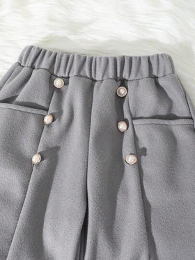 Elladie kids بدلة شتوية للفتيات الصغيرات تتكون من جاكيت أبيض الأكمام مع جيب وهمي بأكمام طويلة رمادية اللون، مقترنة بسروال فضفاض بخصر مزين بأزرار اللؤلؤ، مناسبة للخريف والشتاء