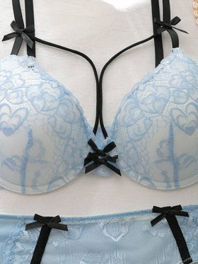 DelicateAllure مجموعة صدرية بالونية مكونة من 2 قطعة، ذات كأس مشكل بسلك داعم، تعزز الإبراز والإثارة، مزينة بتطريز دانتيل ملون بتصميم مكشكش وزهري، مريحة وأنيقة للنساء