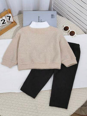 SHEIN Playful Pals مجموعة ملابس علوية وبنطلون طويل الأكمام مريحة للأطفال الصغار، مكونة من ملابس علوية بياقة عالية ذو تباين أبيض مع خطوط مضلعة بلون المشمش، وبنطلون ناعم، مناسبة للارتداء اليومي في فصلي الخريف والشتاء، قطعتان