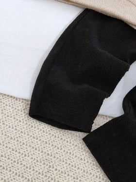 SHEIN Playful Pals مجموعة ملابس علوية وبنطلون طويل الأكمام مريحة للأطفال الصغار، مكونة من ملابس علوية بياقة عالية ذو تباين أبيض مع خطوط مضلعة بلون المشمش، وبنطلون ناعم، مناسبة للارتداء اليومي في فصلي الخريف والشتاء، قطعتان