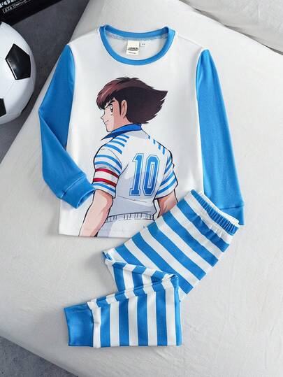 Captain Tsubasa X SHEIN مجموعة بيجاما مكونة من 2 قطعة، ملابس علوية بأكمام طويلة برقبة دائرية وطباعة لاعب كرة قدم كرتوني مع بنطلون مخطط ضيق مريح