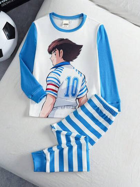 Captain Tsubasa X SHEIN مجموعة بيجاما مكونة من 2 قطعة، ملابس علوية بأكمام طويلة برقبة دائرية وطباعة لاعب كرة قدم كرتوني مع بنطلون مخطط ضيق مريح