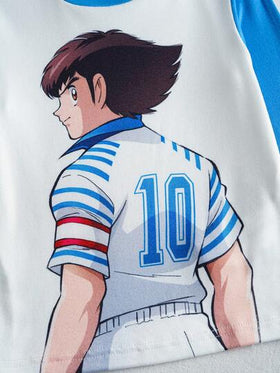 Captain Tsubasa X SHEIN مجموعة بيجاما مكونة من 2 قطعة، ملابس علوية بأكمام طويلة برقبة دائرية وطباعة لاعب كرة قدم كرتوني مع بنطلون مخطط ضيق مريح