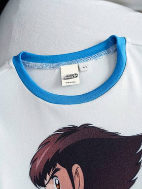 Captain Tsubasa X SHEIN مجموعة بيجاما مكونة من 2 قطعة، ملابس علوية بأكمام طويلة برقبة دائرية وطباعة لاعب كرة قدم كرتوني مع بنطلون مخطط ضيق مريح