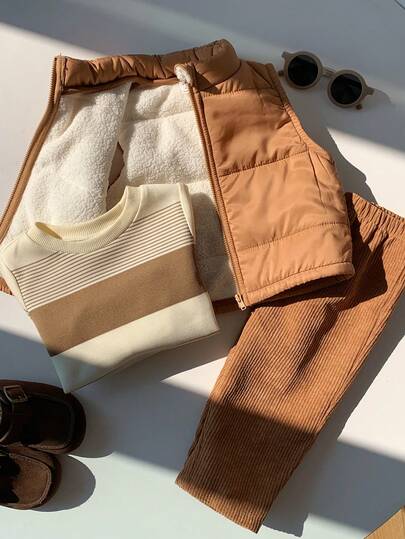 SHEIN 3 قطع طقم ملابس للأطفال الرضع البنين/البنات، تتكون من: بلوزة كاجوال بأكمام طويلة مخططة، بنطلون كوردروي كاجوال، جاكيت سميكة، مناسب للارتداء اليومي، للخارج، للرياضة، للتزلج في فصل الخريف/الشتاء
