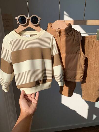 SHEIN 3 قطع طقم ملابس للأطفال الرضع البنين/البنات، تتكون من: بلوزة كاجوال بأكمام طويلة مخططة، بنطلون كوردروي كاجوال، جاكيت سميكة، مناسب للارتداء اليومي، للخارج، للرياضة، للتزلج في فصل الخريف/الشتاء