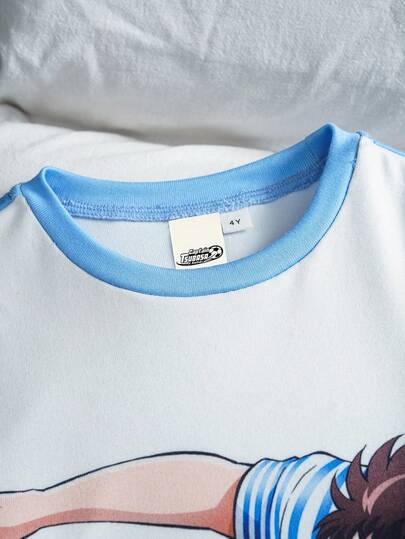 Captain Tsubasa X SHEIN مجموعة بيجاما مكونة من ملابس علوية بأكمام طويلة وطباعة أجنحة كبيرة كرتونية وبنطلون ضيق مرن مناسب للأولاد الصغار، 2 قطعة/طقم