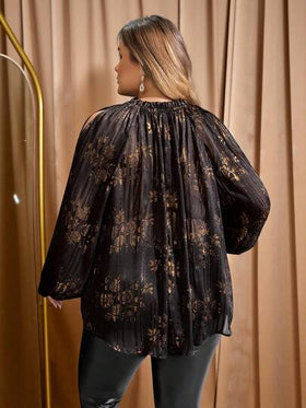 SHEIN CURVE+ قميص أنيق مناسب للموضة اليومية والتصوير الفوتوغرافي في الشارع والحفلات الأنيقة وحفلات الهالوين، إلخ. مصنوع من قماش الشيفون ذو أكمام بفقاعات وأكتاف مكشوفة، مزين بزهور ذهبية على قاعدة رمادية وأسودة