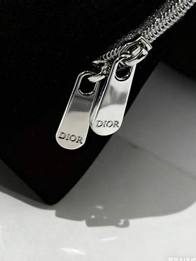 Dior حقيبة مستحضرات تجميل فاخرة بشكل صدفة من القطيفة السوداء