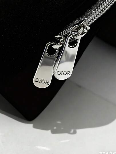 Dior حقيبة مستحضرات تجميل فاخرة بشكل صدفة من القطيفة السوداء