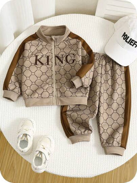 SHEIN مجموعة ملابس للأطفال الرضع الصبيان تتكون من 2 قطعة: جاكيت ذات طوق عالي بنمط أزياء مبطنة حراريًا وبنطلون رياضي محبوك. مريحة وعملية للارتداء اليومي، في الأماكن الداخلية والخارجية، للتزلج، الأحداث والمناسبات، الملابس الرياضية، الخريف والشتاء. مناسبة لل