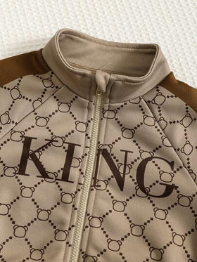 SHEIN مجموعة ملابس للأطفال الرضع الصبيان تتكون من 2 قطعة: جاكيت ذات طوق عالي بنمط أزياء مبطنة حراريًا وبنطلون رياضي محبوك. مريحة وعملية للارتداء اليومي، في الأماكن الداخلية والخارجية، للتزلج، الأحداث والمناسبات، الملابس الرياضية، الخريف والشتاء. مناسبة لل