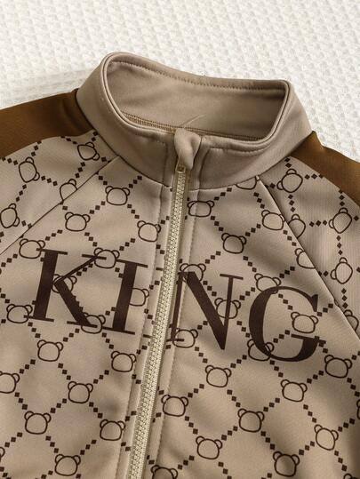 SHEIN مجموعة ملابس للأطفال الرضع الصبيان تتكون من 2 قطعة: جاكيت ذات طوق عالي بنمط أزياء مبطنة حراريًا وبنطلون رياضي محبوك. مريحة وعملية للارتداء اليومي، في الأماكن الداخلية والخارجية، للتزلج، الأحداث والمناسبات، الملابس الرياضية، الخريف والشتاء. مناسبة لل