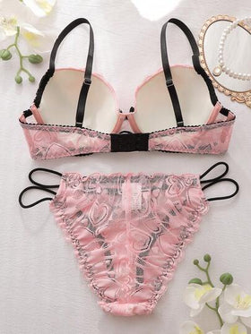 DelicateAllure طقم ملابس داخلية من الدانتيل باللونين الوردي والأسود، بتصميم كروشيه مفرغ، بحمالات رفيعة جذابة، مصنوع من خامات صديقة للبشرة وملائمة للاستخدام الحميمي