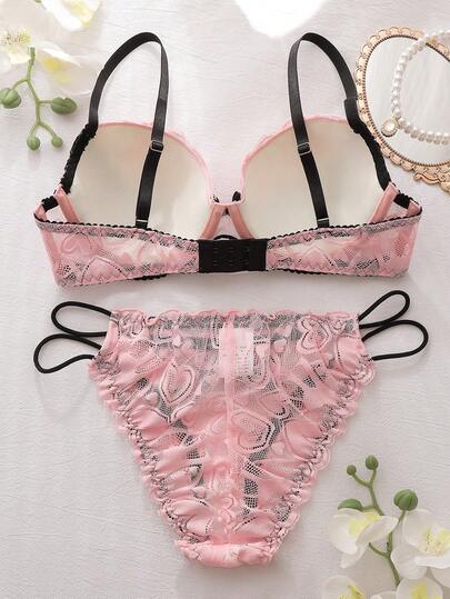 DelicateAllure طقم ملابس داخلية من الدانتيل باللونين الوردي والأسود، بتصميم كروشيه مفرغ، بحمالات رفيعة جذابة، مصنوع من خامات صديقة للبشرة وملائمة للاستخدام الحميمي