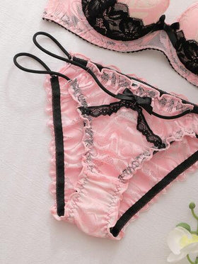 DelicateAllure طقم ملابس داخلية من الدانتيل باللونين الوردي والأسود، بتصميم كروشيه مفرغ، بحمالات رفيعة جذابة، مصنوع من خامات صديقة للبشرة وملائمة للاستخدام الحميمي