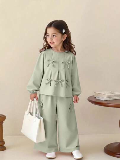 SHEIN Playful Pals مجموعة فتاة شابة أنيقة وحلوة 2 قطعة، تتكون من ملابس علوية مزينة بفيونكة + بنطلون واسع الساق، مناسبة للربيع والخريف