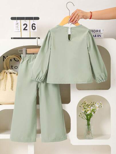 SHEIN Playful Pals مجموعة فتاة شابة أنيقة وحلوة 2 قطعة، تتكون من ملابس علوية مزينة بفيونكة + بنطلون واسع الساق، مناسبة للربيع والخريف